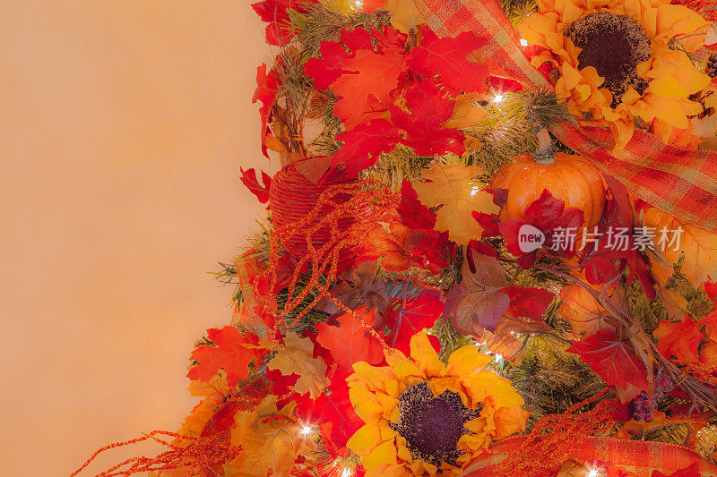圣诞树装饰在感恩节和秋天的叶子，向日葵(P)