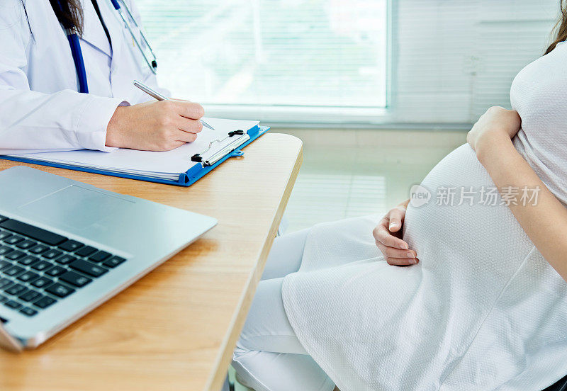 医生为孕妇做记录