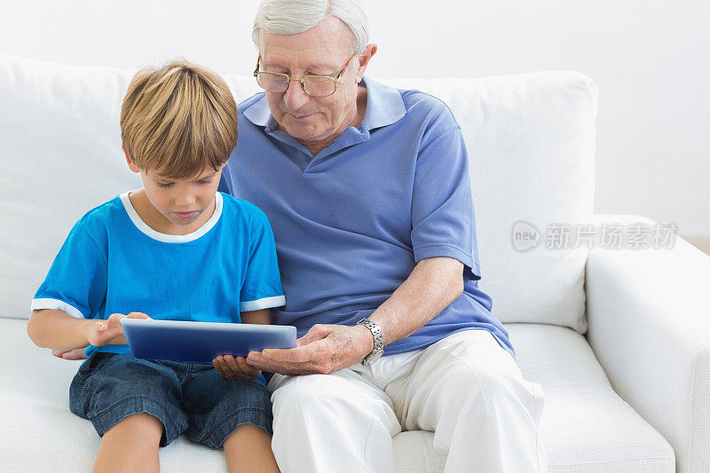 爷爷和孙子一起用平板电脑