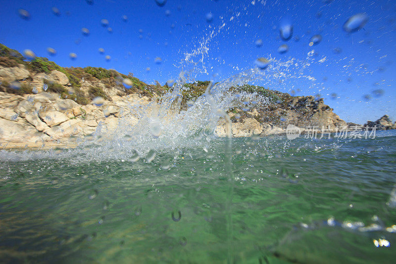 飞溅的水清澈的海地中海海滩夏天的飞溅海珠水下的海背景水上水下分裂拍摄美丽的泻湖