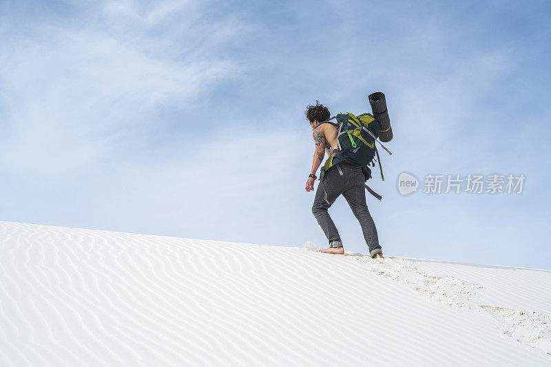 这位年轻人，旅行者，背包客，正在探索新墨西哥州的白沙国家纪念碑