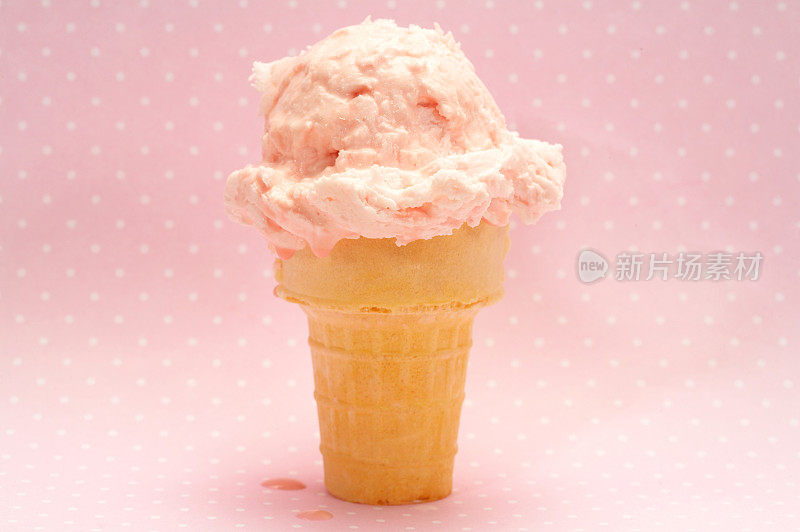 粉色蛋卷冰淇淋