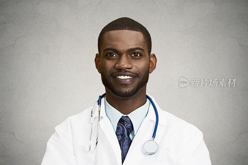 男性保健专业人员，牙医，药剂师，科学家，研究人员，医生用听诊器看着你