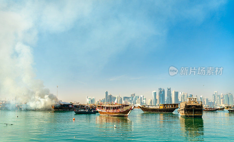 卡塔尔多哈，传统阿拉伯单桅帆船着火