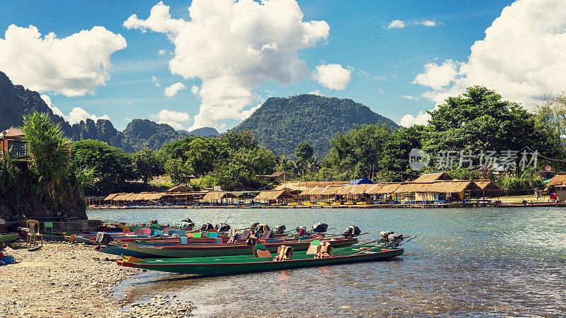 老挝万荣，松江上日落时的长尾船。