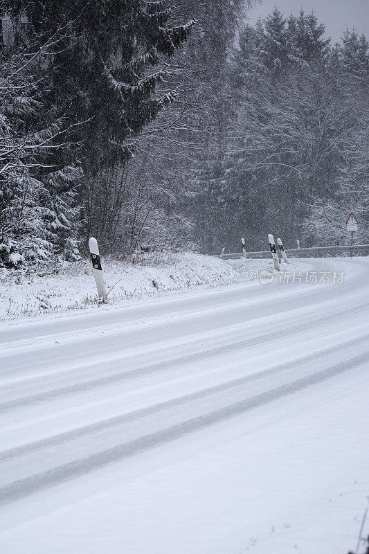 道路弯道上覆盖着积雪