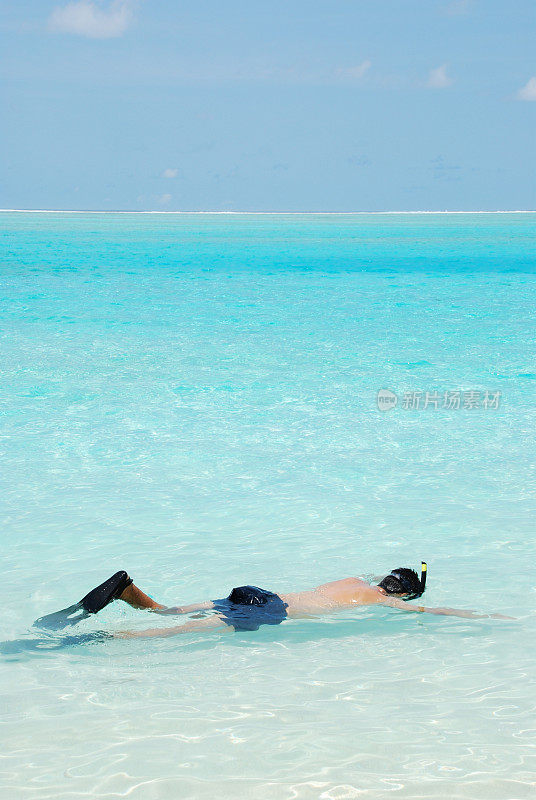 年轻人在马尔代夫浮潜(蓝色海水)