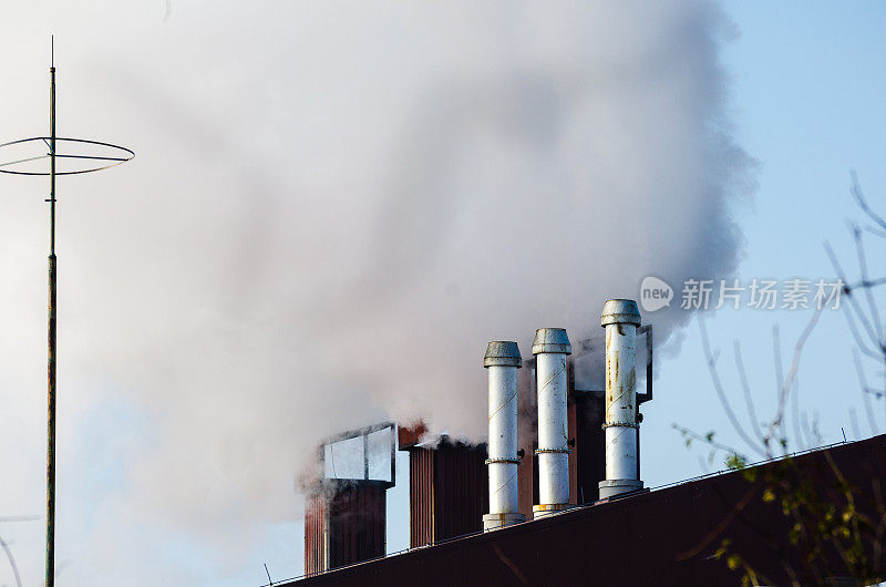 污染。多个煤炭化石燃料发电厂的烟囱排放二氧化碳污染。环境污染