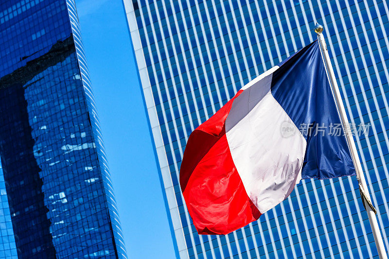 以商业建筑为背景的法国国旗