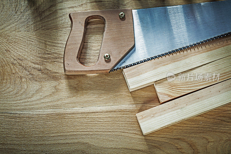 钢锯木板在木板上的构造概念