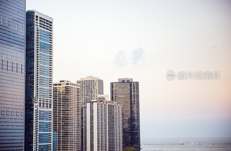 芝加哥市区伊利诺斯州的建筑物在密歇根湖黄昏