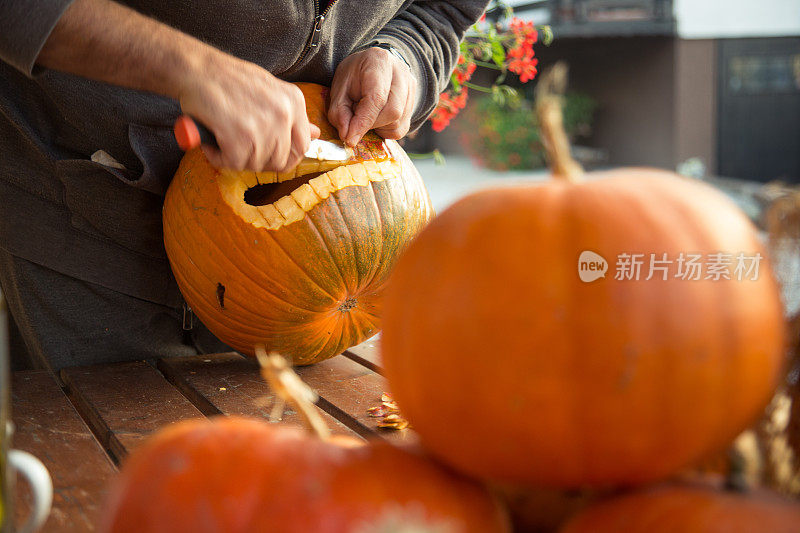 雕刻一个南瓜来准备万圣节灯笼