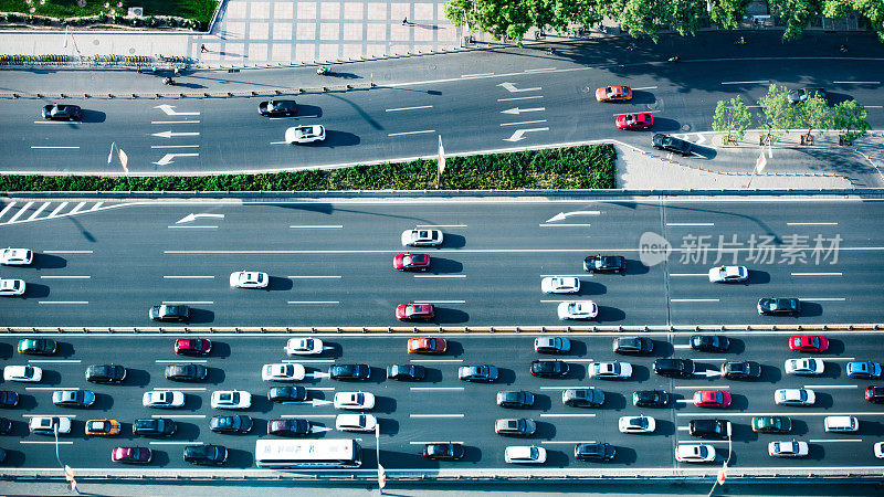中国北京高速公路上的汽车鸟瞰图