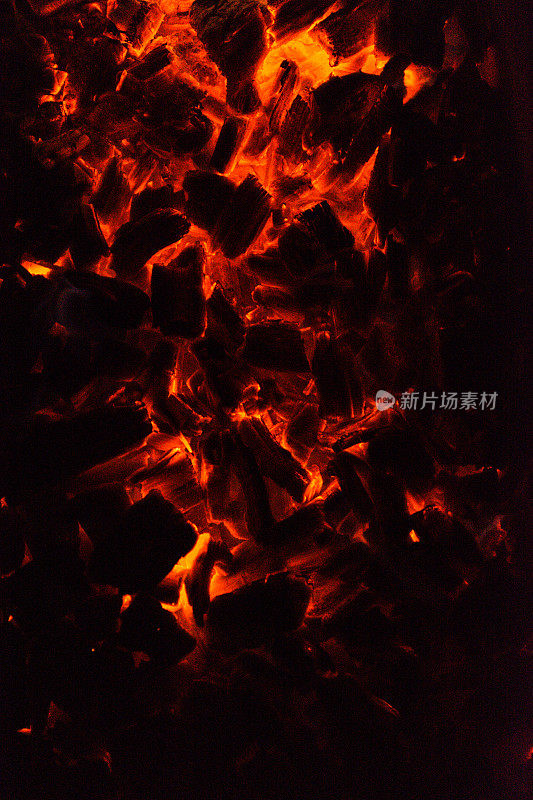 煤燃烧的红色。美丽的背景。热木炭团背景纹理-库存图像