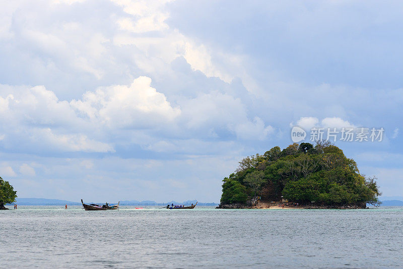 泰国甲米小岛附近的长尾船。