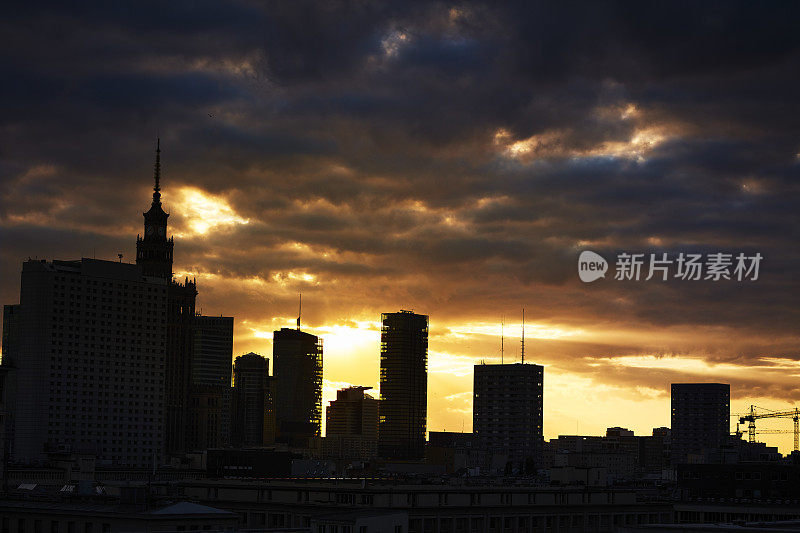 城市上空的浪漫日落。屋顶的观点