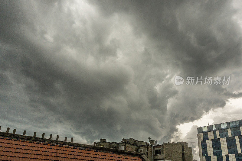 夏季风暴正在逼近一座城市