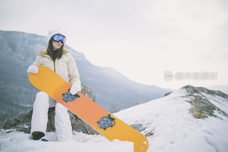 冬天穿着滑雪服的女人靠近滑雪板