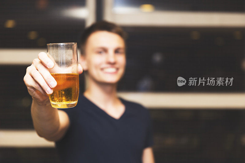 醉汉伸出手拿着啤酒杯