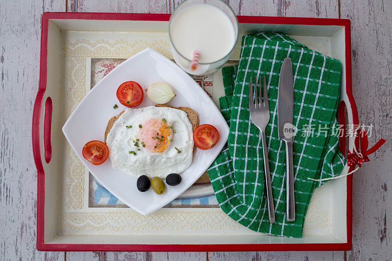 早餐——煎蛋配培根和奶酪