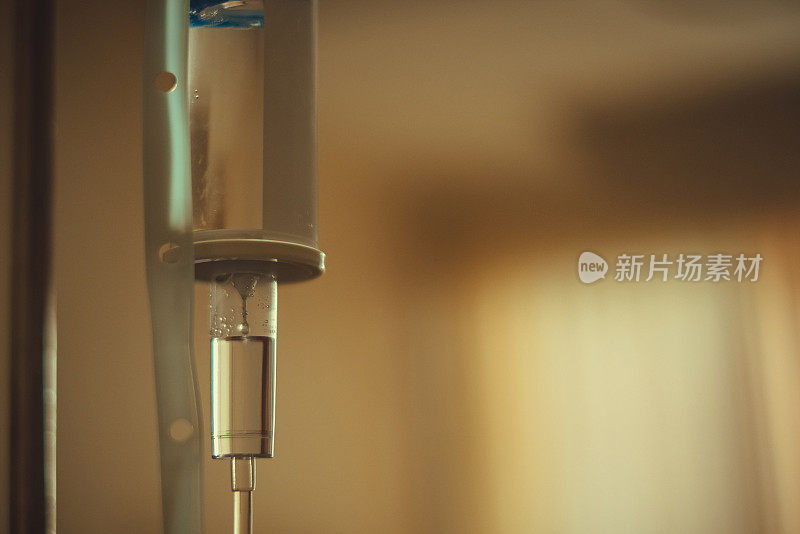 在医院病房关闭病人的生理盐水滴注和静脉输液瓶。