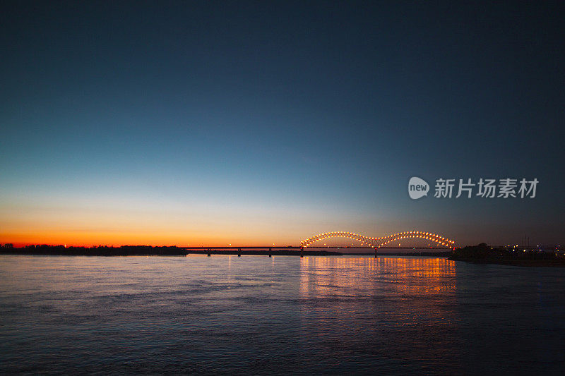 密西西比河和田纳西州孟菲斯的埃尔南多·德索托大桥