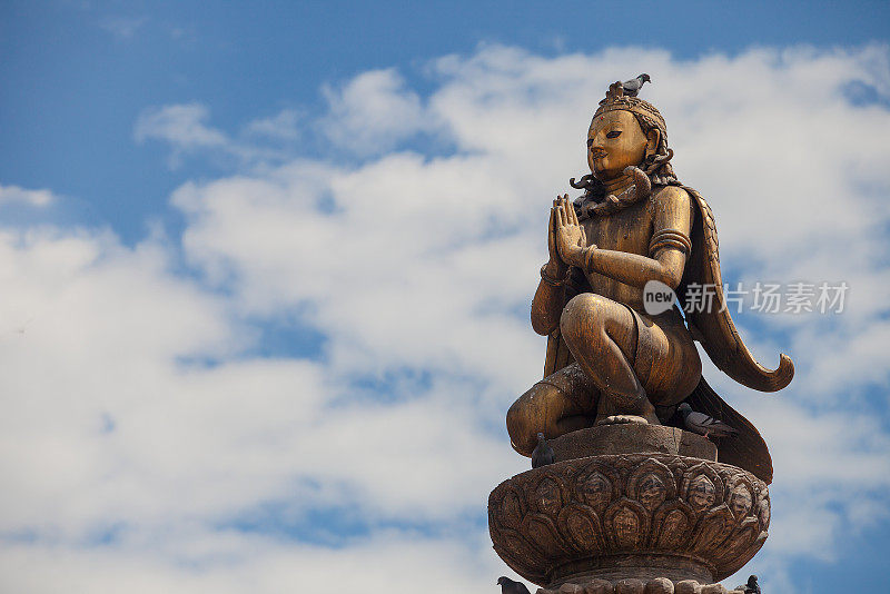 尼泊尔加德满都帕坦广场上的揭路荼雕像。