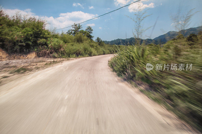 阳光灿烂的日子里的水泥路