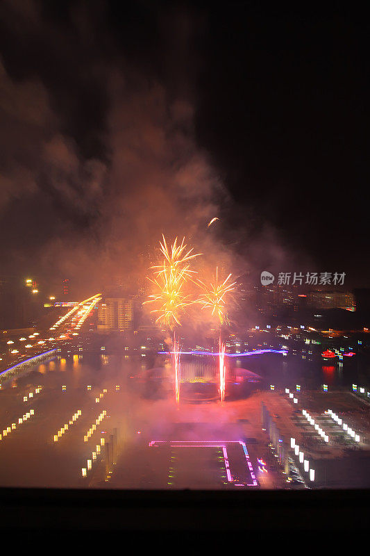 烟花在夜空中，在中国的元宵节