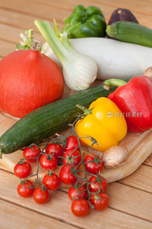 切菜板上有许多不同的蔬菜