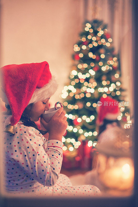 等待圣诞老人的美丽小女孩