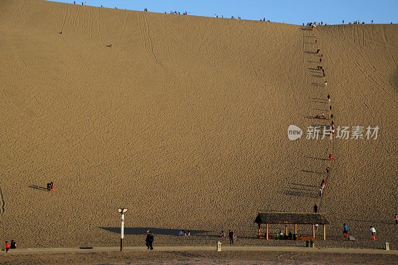 中国甘肃敦煌鸣沙山登山