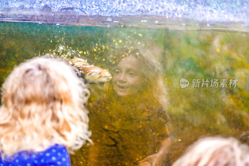 女孩和水獭，郊游