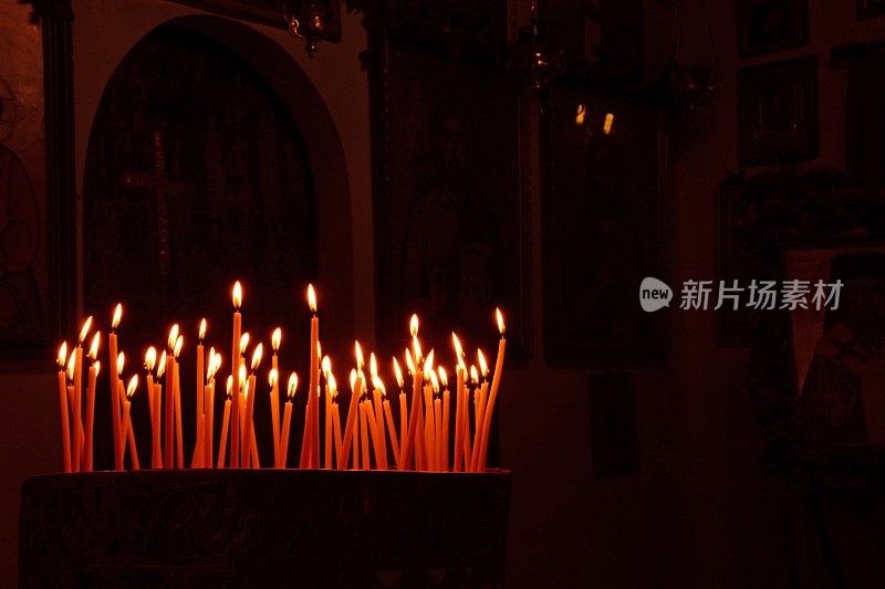 东正教教堂内燃烧的一大群蜡烛。