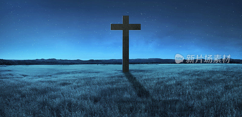 在草地中央的基督教十字架