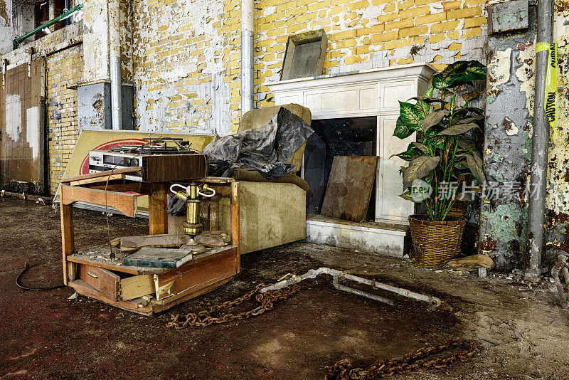废弃的家具，废弃的厂房内部