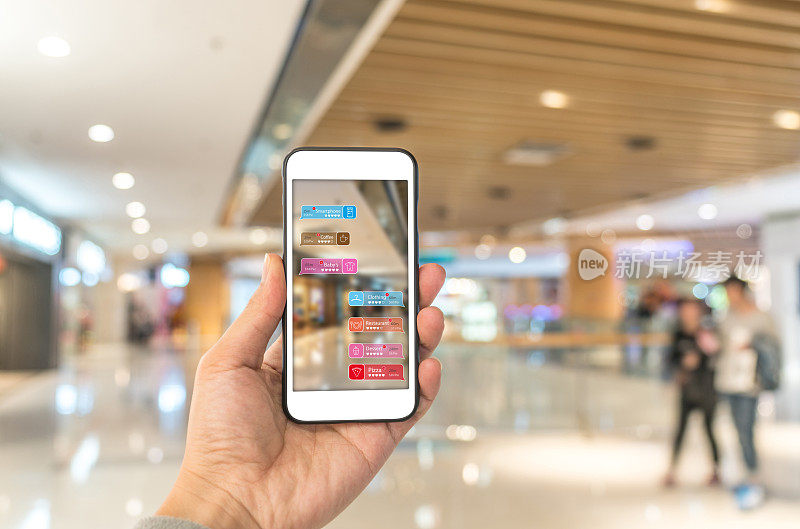 商场增强现实营销手持智能手机使用AR应用检查信息