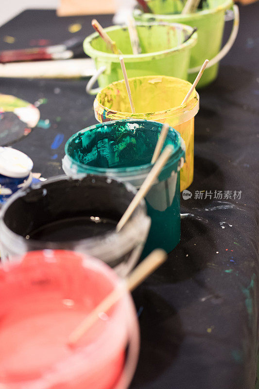 用过的油漆刷与水彩集旧油漆罐和颜色彩色和油漆刷。