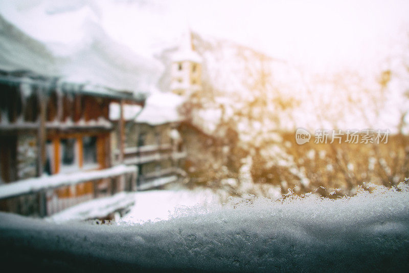 厚厚的雪堆在窗框上，选择性集中在滑雪胜地与普通的小木屋