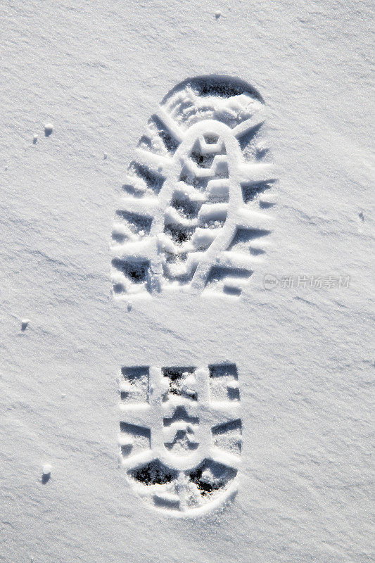 雪地里的脚印