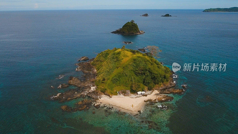 鸟瞰图美丽的海滩上的热带岛屿。菲律宾、埃尔尼多