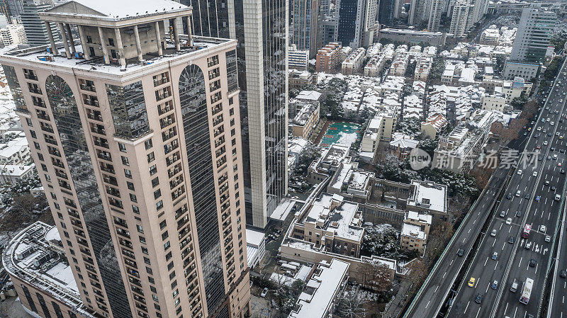 降雪后的上海城市景观和摩天大楼鸟瞰图