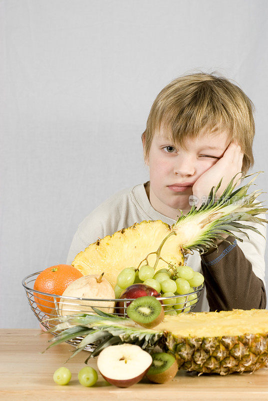 这个小男孩不想吃健康的水果