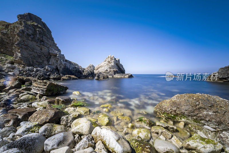 长时间曝光拍摄海洋中的岩石形成