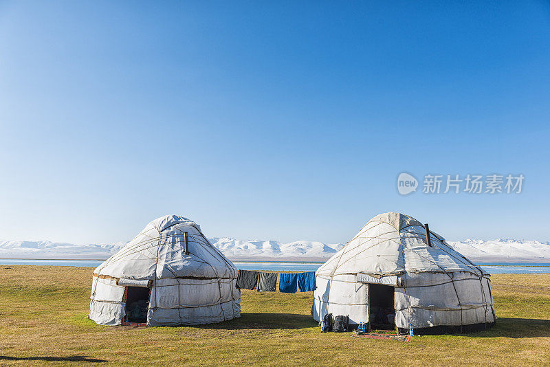 宋科尔湖的两个蒙古包