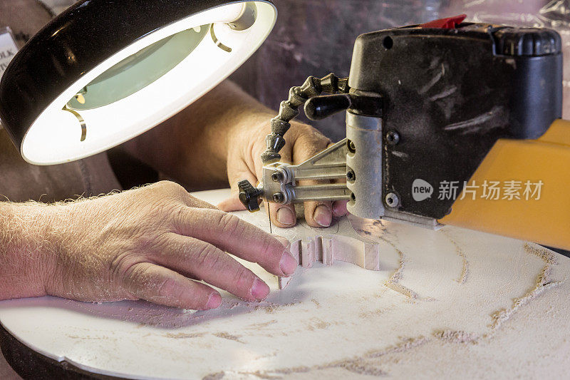 工作的双手——木工用小锯切割出独特的设计