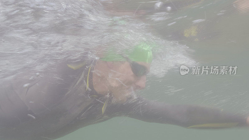 一个男性铁人三项运动员游泳的水下视图