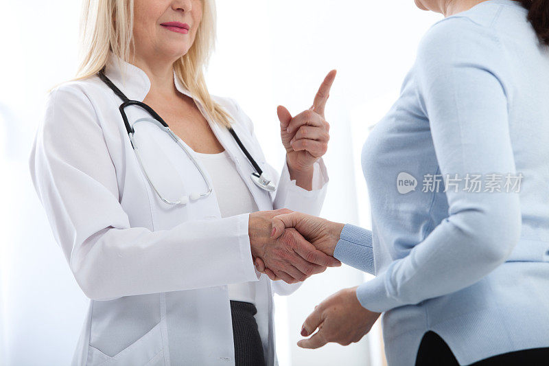 医疗保健和医疗概念-医生和病人在医院。握手。