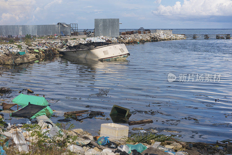 马尔代夫Maafushi岛一侧的垃圾收集区