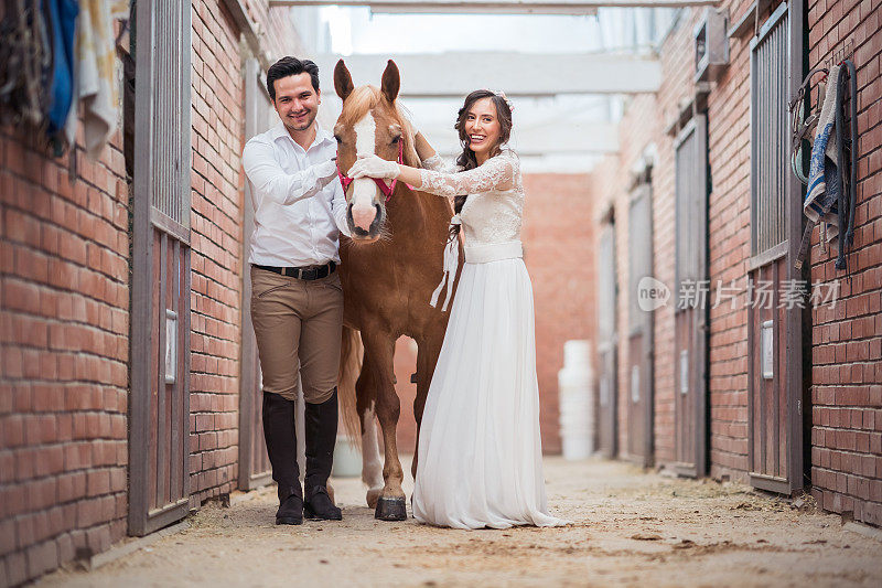 一对相爱的夫妇，马在谷仓里举行婚礼